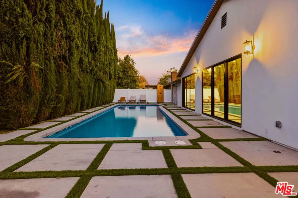 16823 Valerio Street Lake Balboa, CA 91406