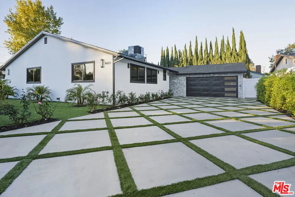 16823 Valerio Street Lake Balboa, CA 91406