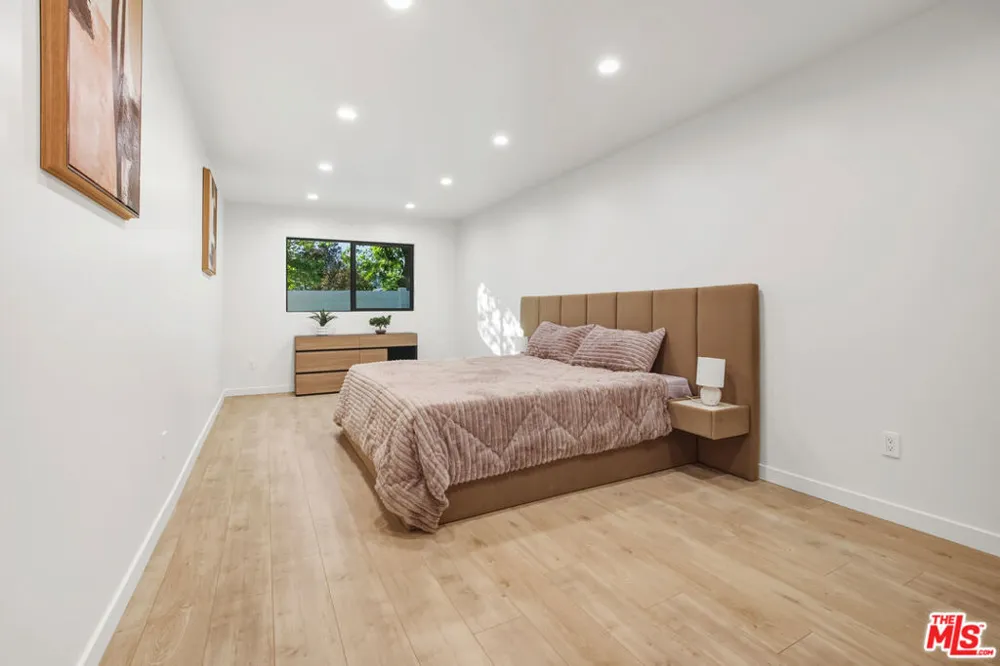 16823 Valerio Street Lake Balboa, CA 91406