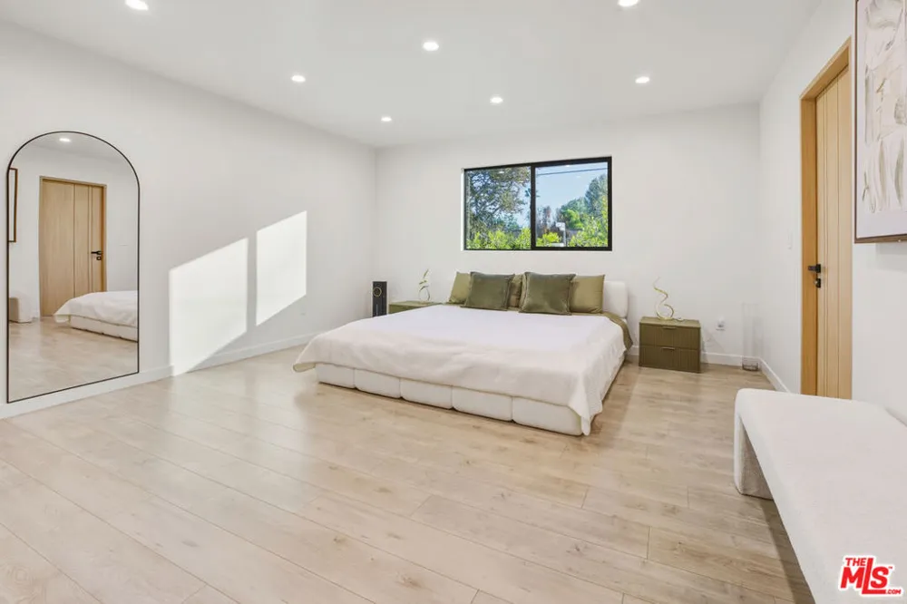 16823 Valerio Street Lake Balboa, CA 91406