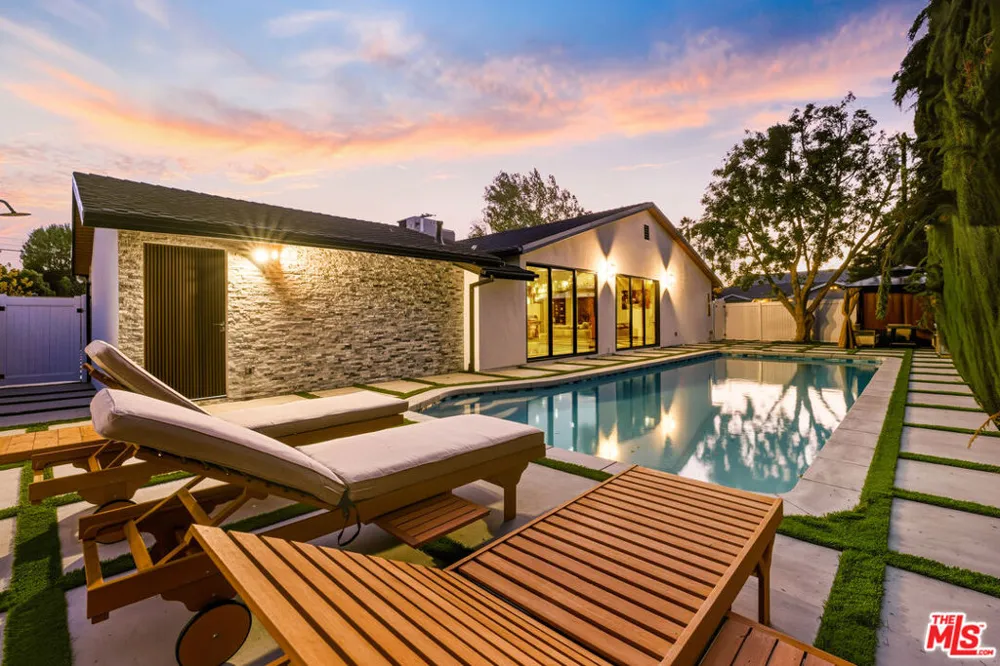 16823 Valerio Street Lake Balboa, CA 91406