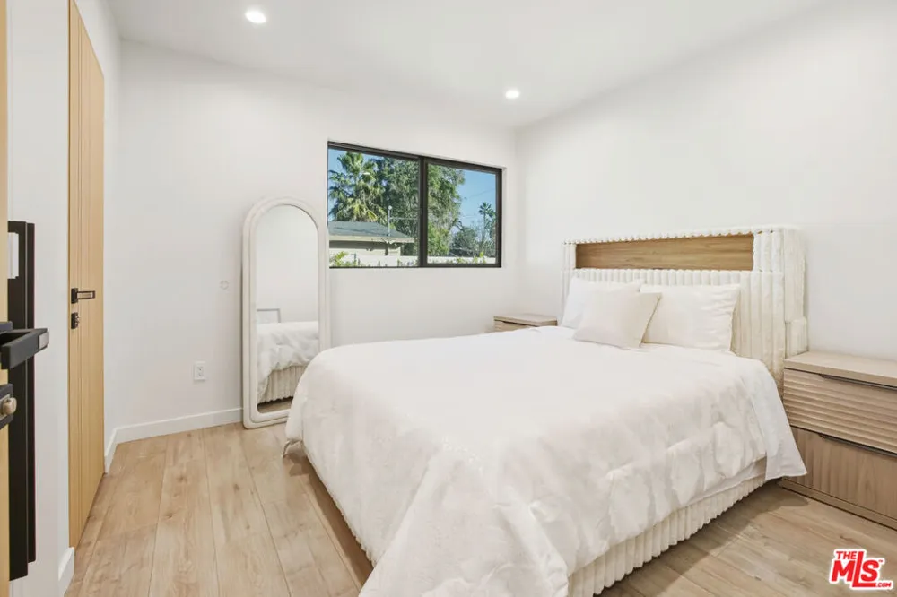 16823 Valerio Street Lake Balboa, CA 91406