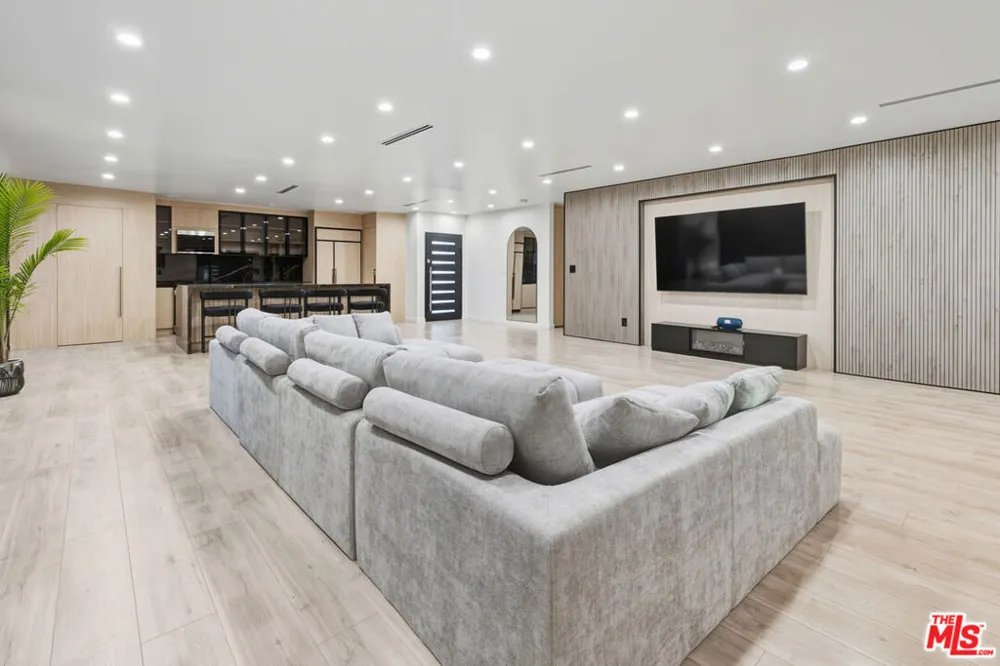 16823 Valerio Street Lake Balboa, CA 91406