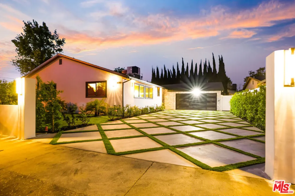 16823 Valerio Street Lake Balboa, CA 91406