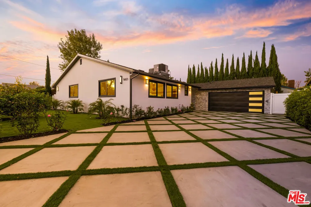 16823 Valerio Street Lake Balboa, CA 91406