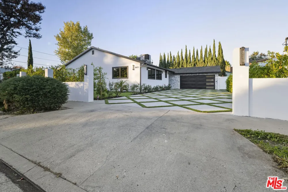 16823 Valerio Street Lake Balboa, CA 91406