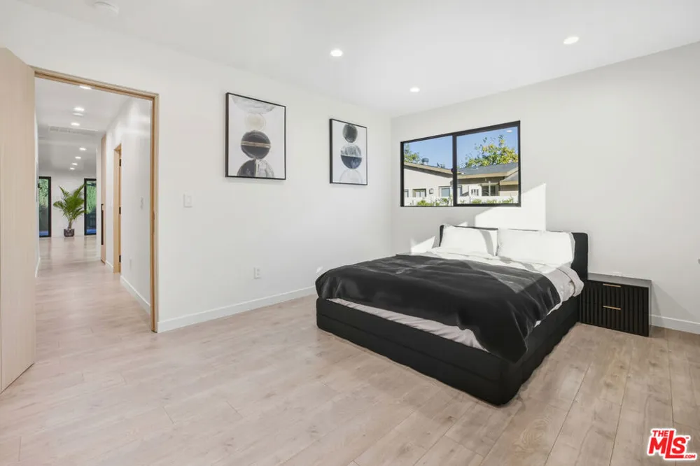 16823 Valerio Street Lake Balboa, CA 91406