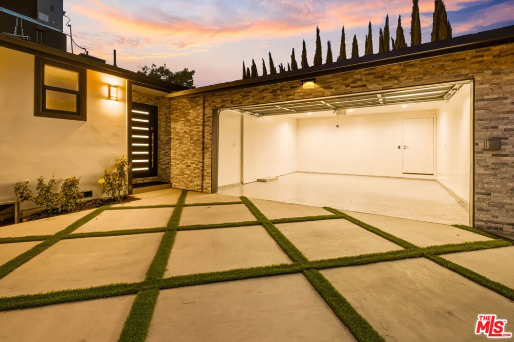 16823 Valerio Street Lake Balboa, CA 91406