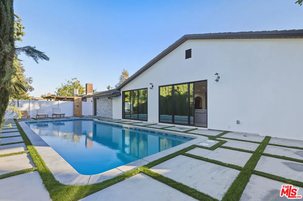 16823 Valerio Street Lake Balboa, CA 91406