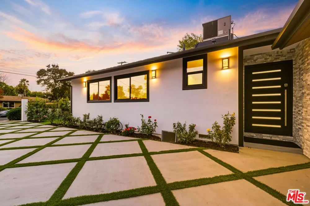 16823 Valerio Street Lake Balboa, CA 91406