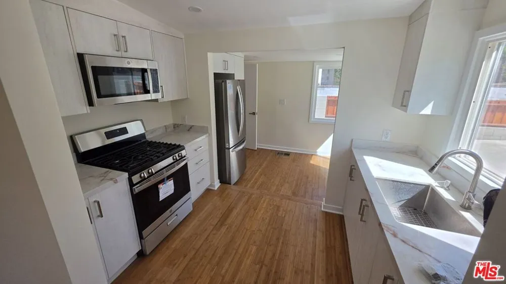 10323 Samoa Avenue Tujunga, CA 91042