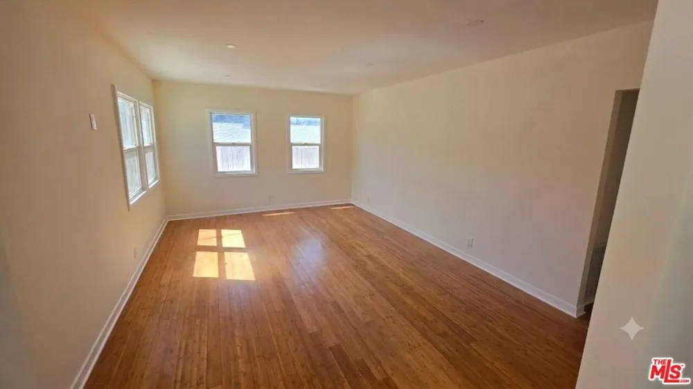 10323 Samoa Avenue Tujunga, CA 91042