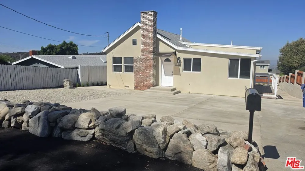 10323 Samoa Avenue Tujunga, CA 91042