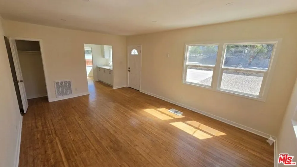 10323 Samoa Avenue Tujunga, CA 91042