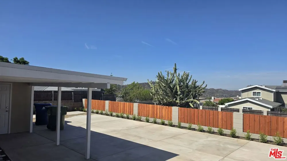 10323 Samoa Avenue Tujunga, CA 91042