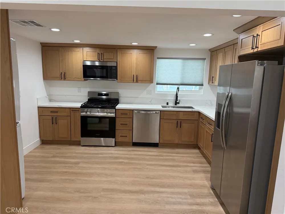 1395 3rd La Verne, CA 91750