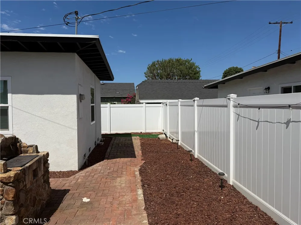 1395 3rd La Verne, CA 91750
