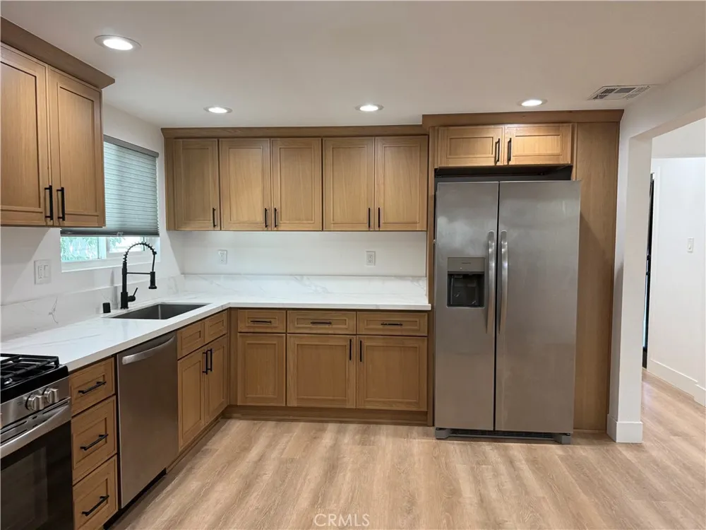1395 3rd La Verne, CA 91750