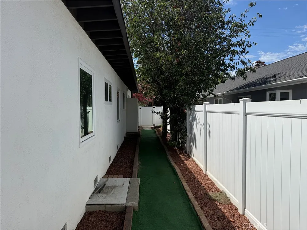 1395 3rd La Verne, CA 91750
