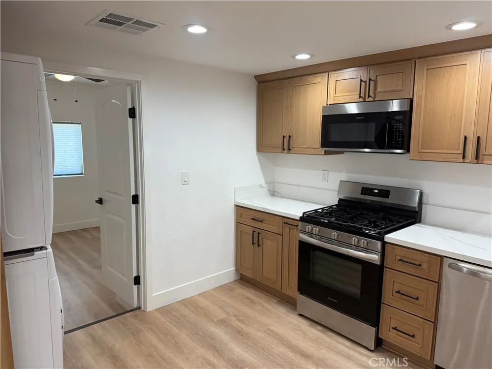 1395 3rd La Verne, CA 91750