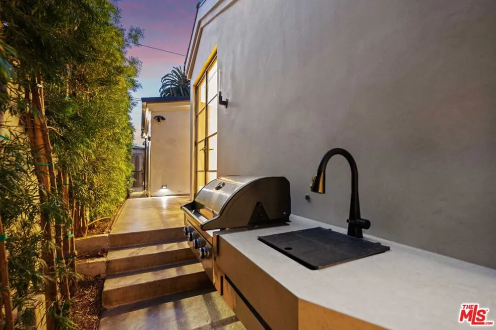 745 Sunset Avenue Venice, CA 90291