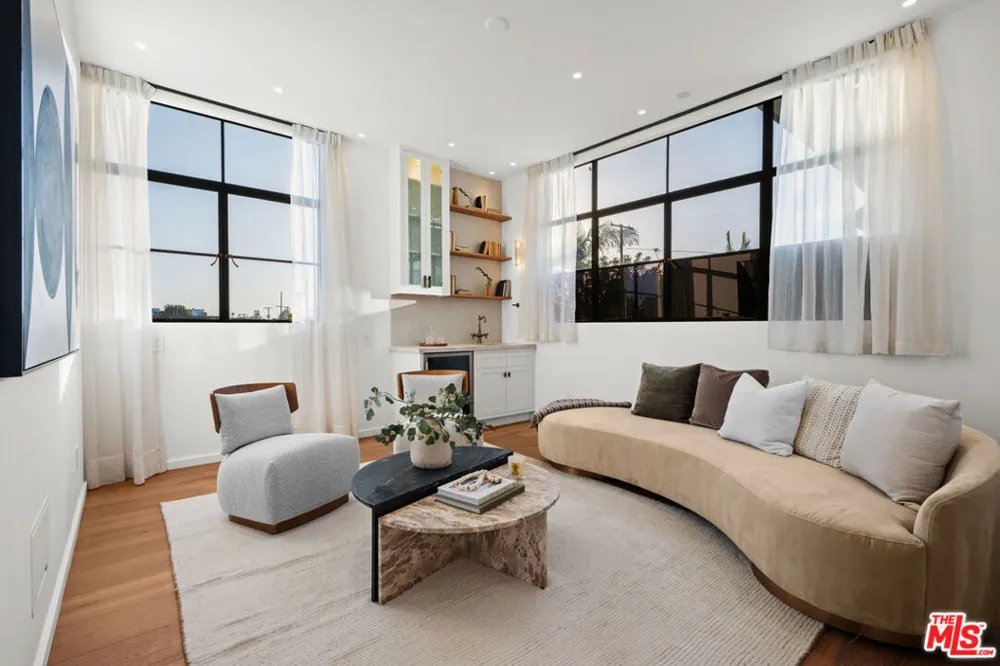 745 Sunset Avenue Venice, CA 90291