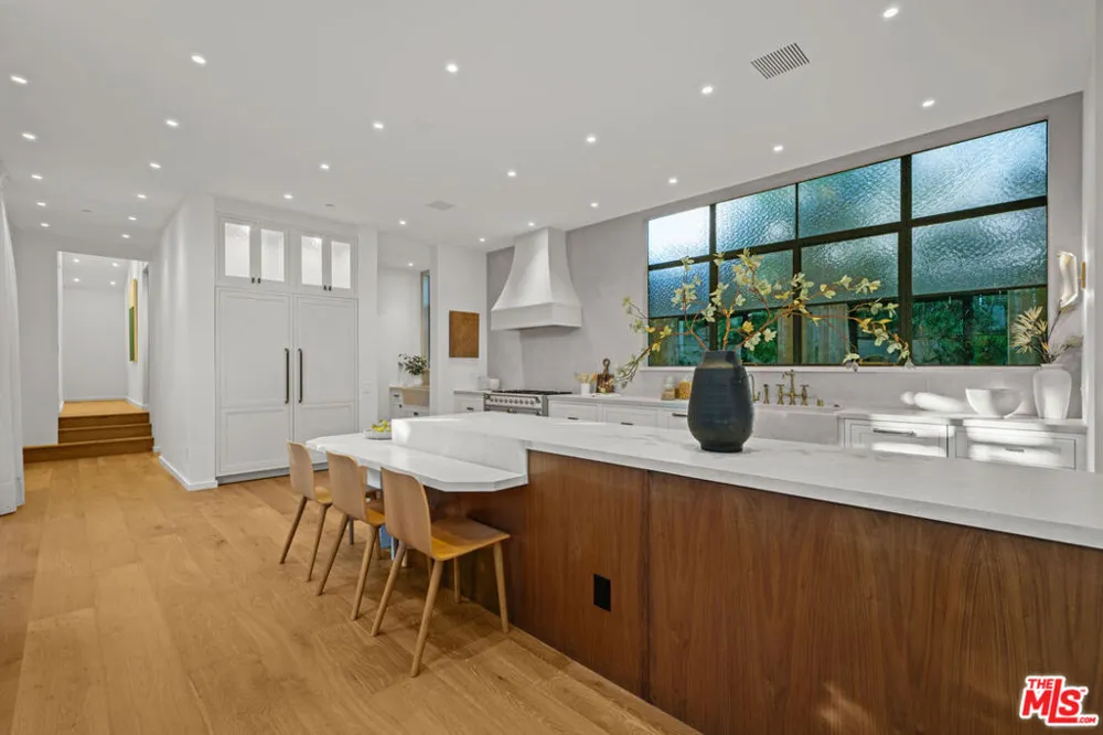 745 Sunset Avenue Venice, CA 90291