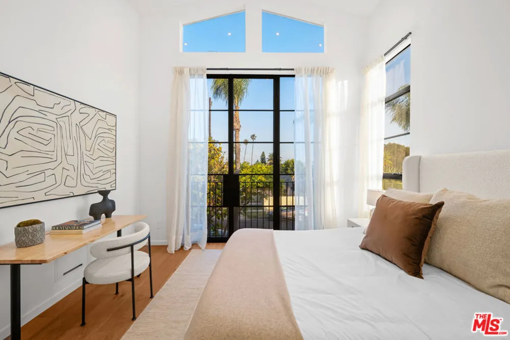 745 Sunset Avenue Venice, CA 90291