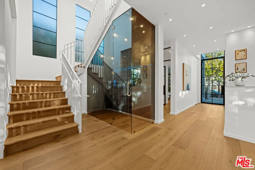 745 Sunset Avenue Venice, CA 90291