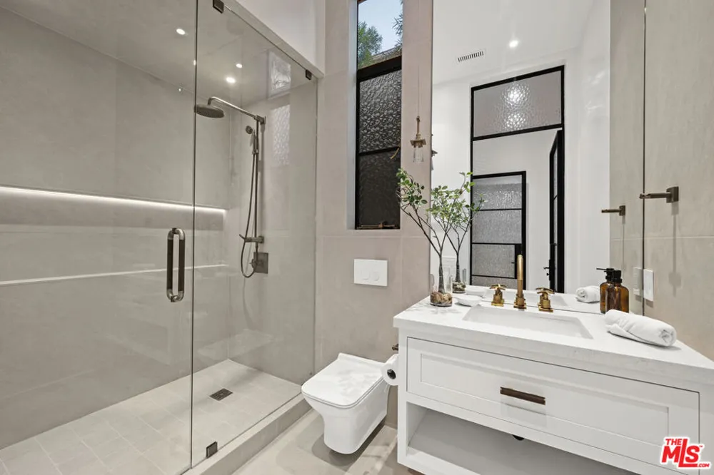 745 Sunset Avenue Venice, CA 90291
