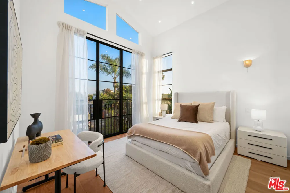745 Sunset Avenue Venice, CA 90291
