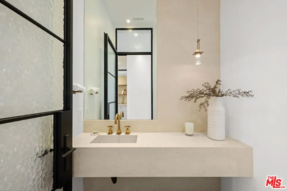 745 Sunset Avenue Venice, CA 90291