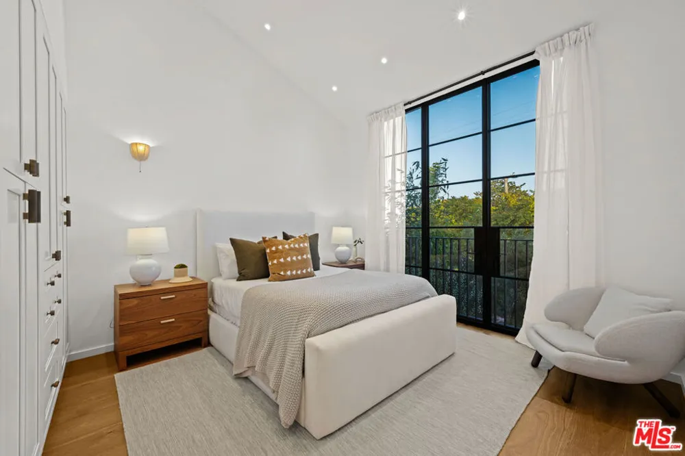 745 Sunset Avenue Venice, CA 90291