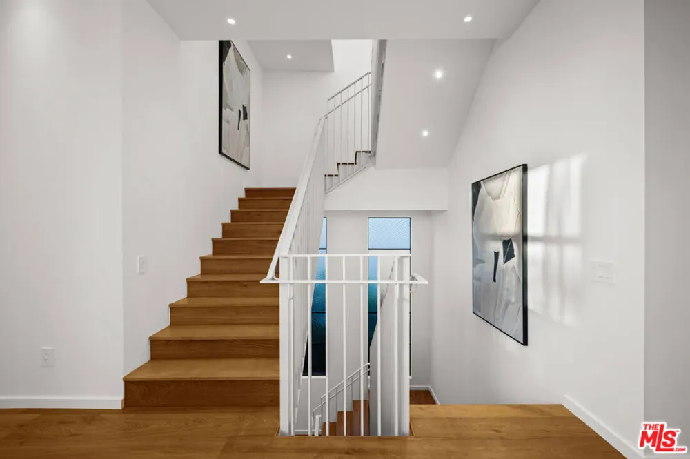 745 Sunset Avenue Venice, CA 90291