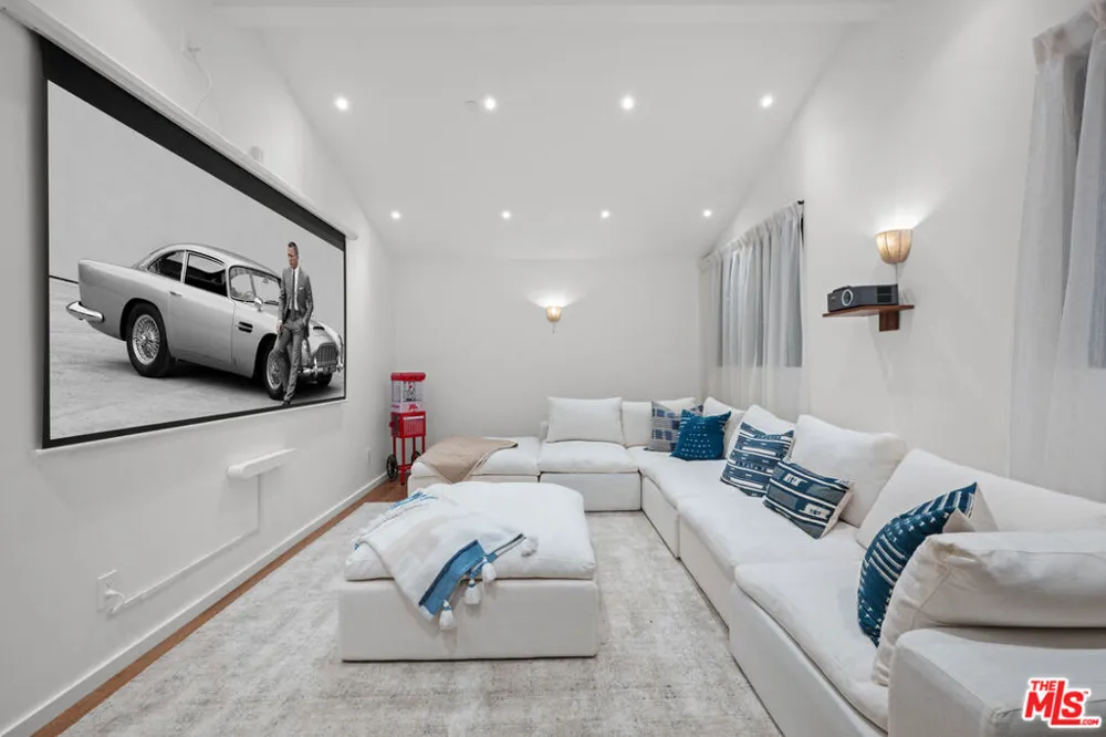 745 Sunset Avenue Venice, CA 90291