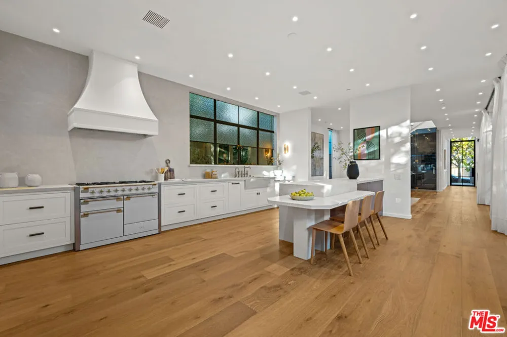745 Sunset Avenue Venice, CA 90291
