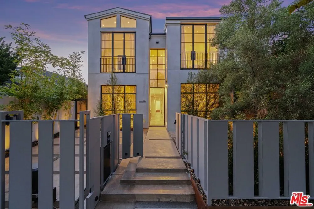 745 Sunset Avenue Venice, CA 90291