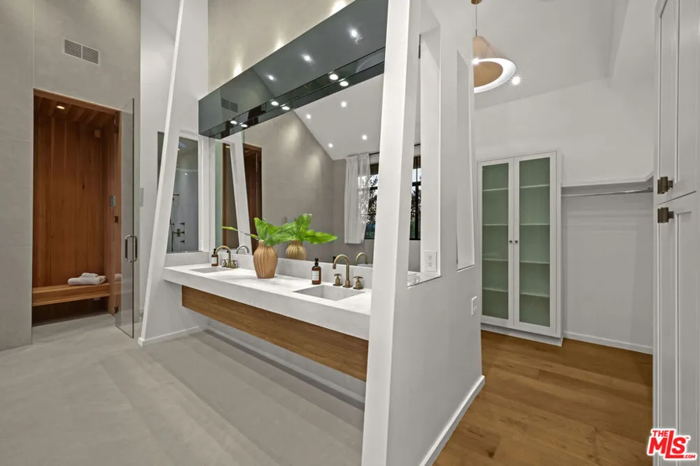 745 Sunset Avenue Venice, CA 90291