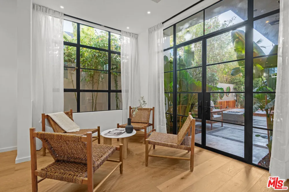 745 Sunset Avenue Venice, CA 90291