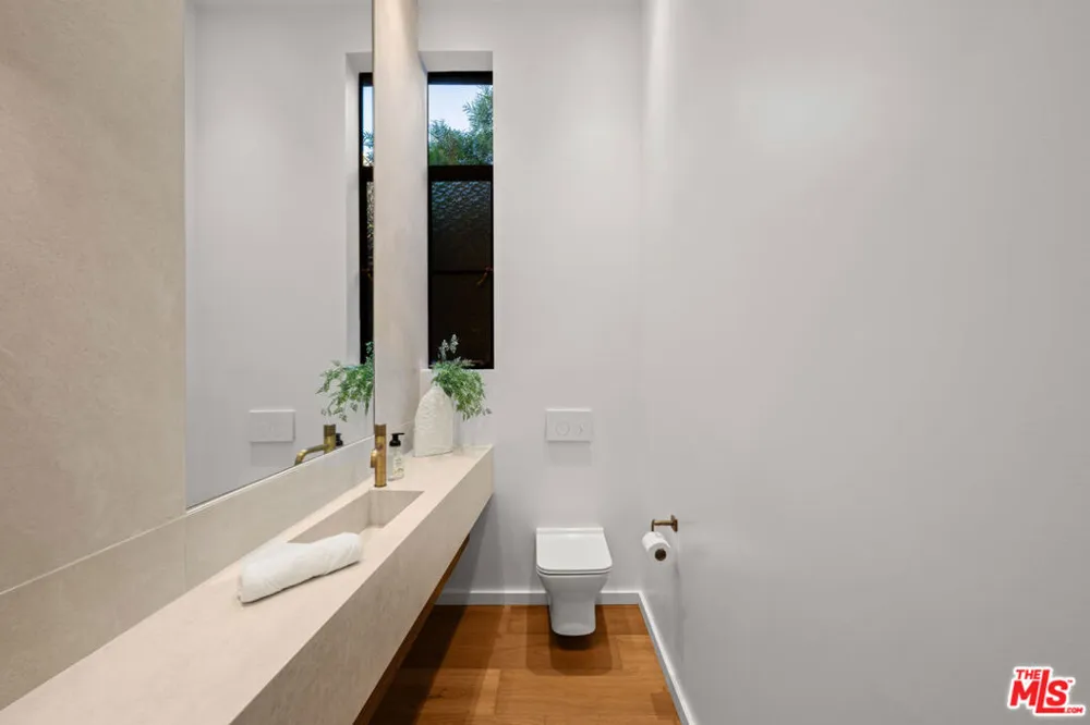745 Sunset Avenue Venice, CA 90291