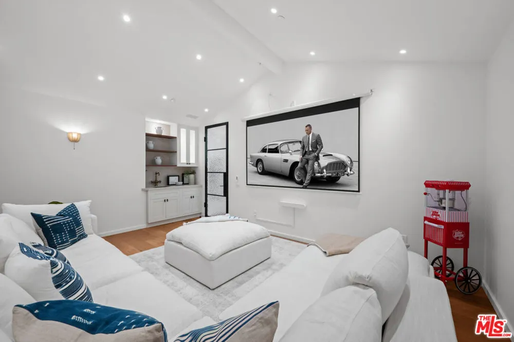 745 Sunset Avenue Venice, CA 90291