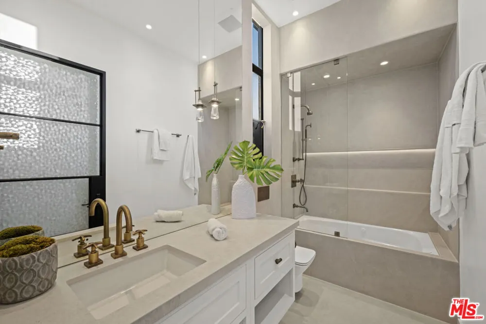 745 Sunset Avenue Venice, CA 90291