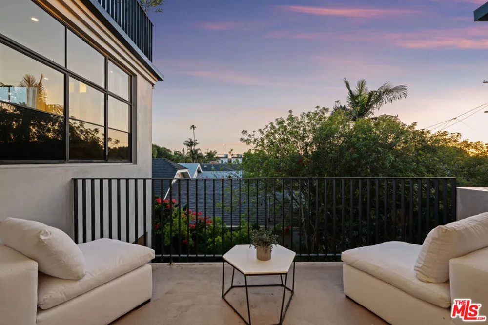 745 Sunset Avenue Venice, CA 90291