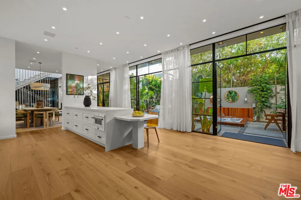 745 Sunset Avenue Venice, CA 90291