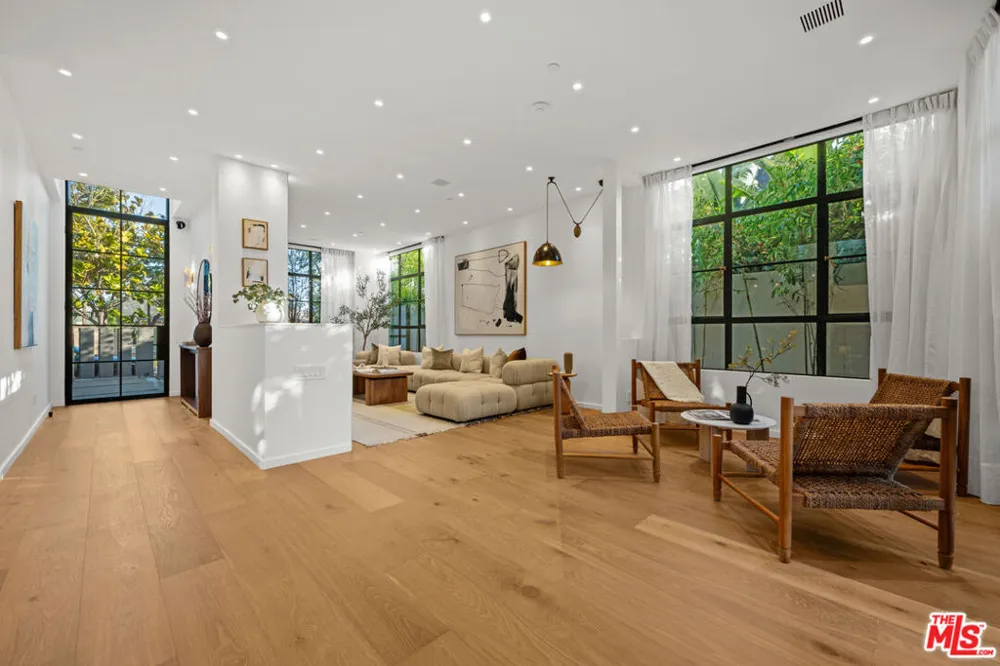 745 Sunset Avenue Venice, CA 90291