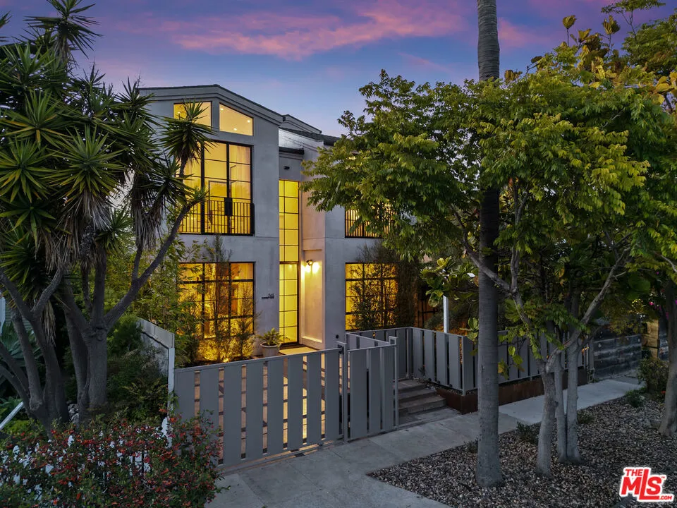 745 Sunset Avenue Venice, CA 90291