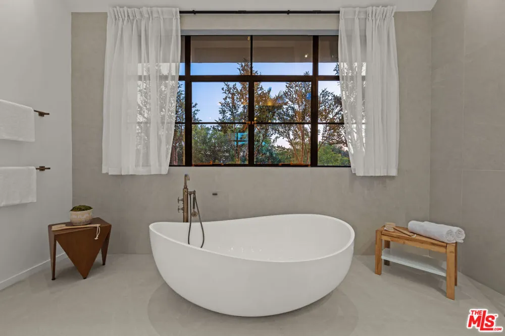745 Sunset Avenue Venice, CA 90291