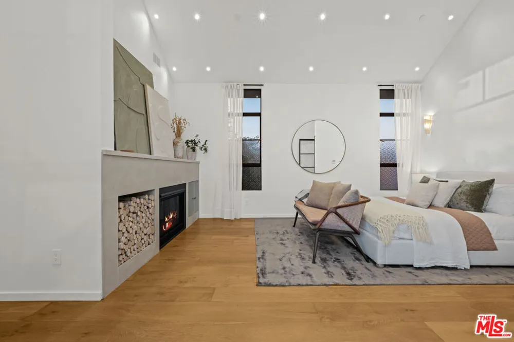 745 Sunset Avenue Venice, CA 90291