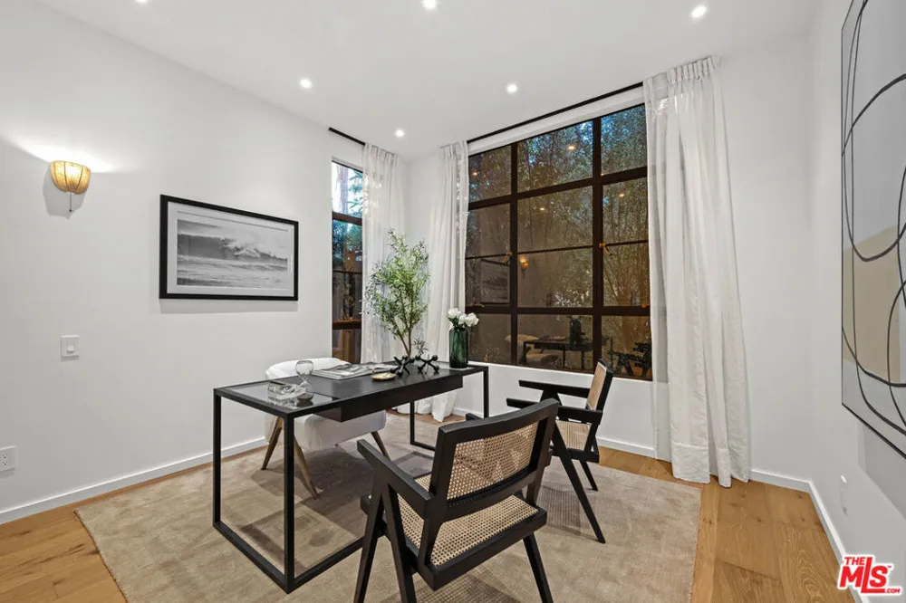 745 Sunset Avenue Venice, CA 90291