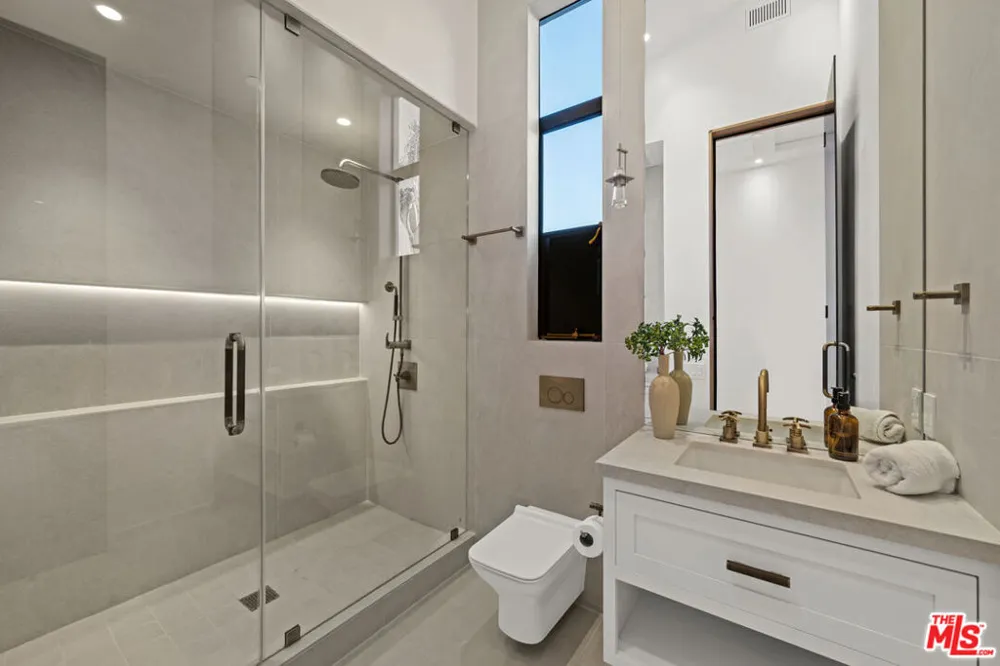 745 Sunset Avenue Venice, CA 90291